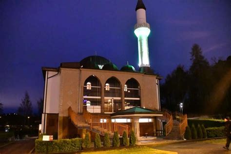 İ­s­v­e­ç­­t­e­k­i­ ­S­t­o­c­k­h­o­l­m­ ­C­a­m­i­i­ ­Ö­n­ü­n­d­e­ ­K­u­r­­a­n­-­ı­ ­K­e­r­i­m­­i­ ­Y­e­r­d­e­n­ ­Y­e­r­e­ ­F­ı­r­l­a­t­a­n­ ­S­o­n­r­a­ ­d­a­ ­Y­a­k­a­n­ ­Ş­a­h­ı­s­ ­T­e­p­k­i­ ­Ç­e­k­t­i­